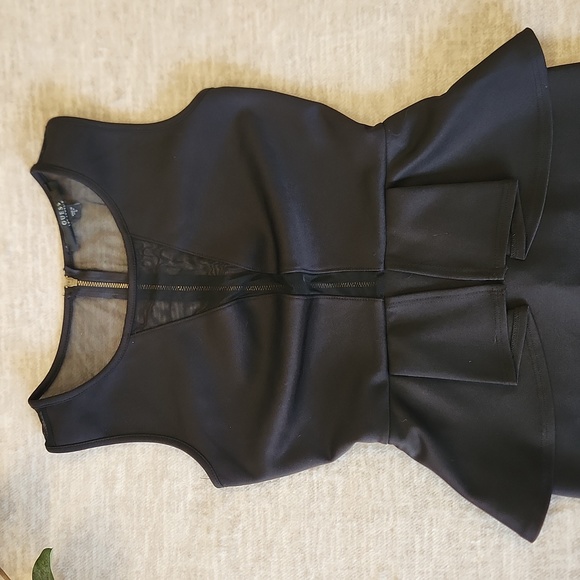 Stunning Black Guess Dress with Flattering Mesh and Peplum Design 💎 - Picture 2 of 4